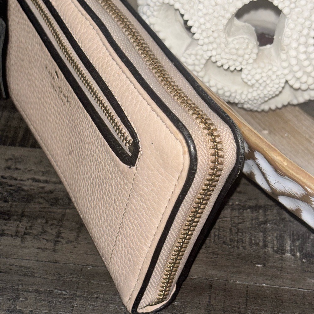 Kate Spade Chester Street Neda/warm beige and black pebbled leather. - Picture 4 of 10